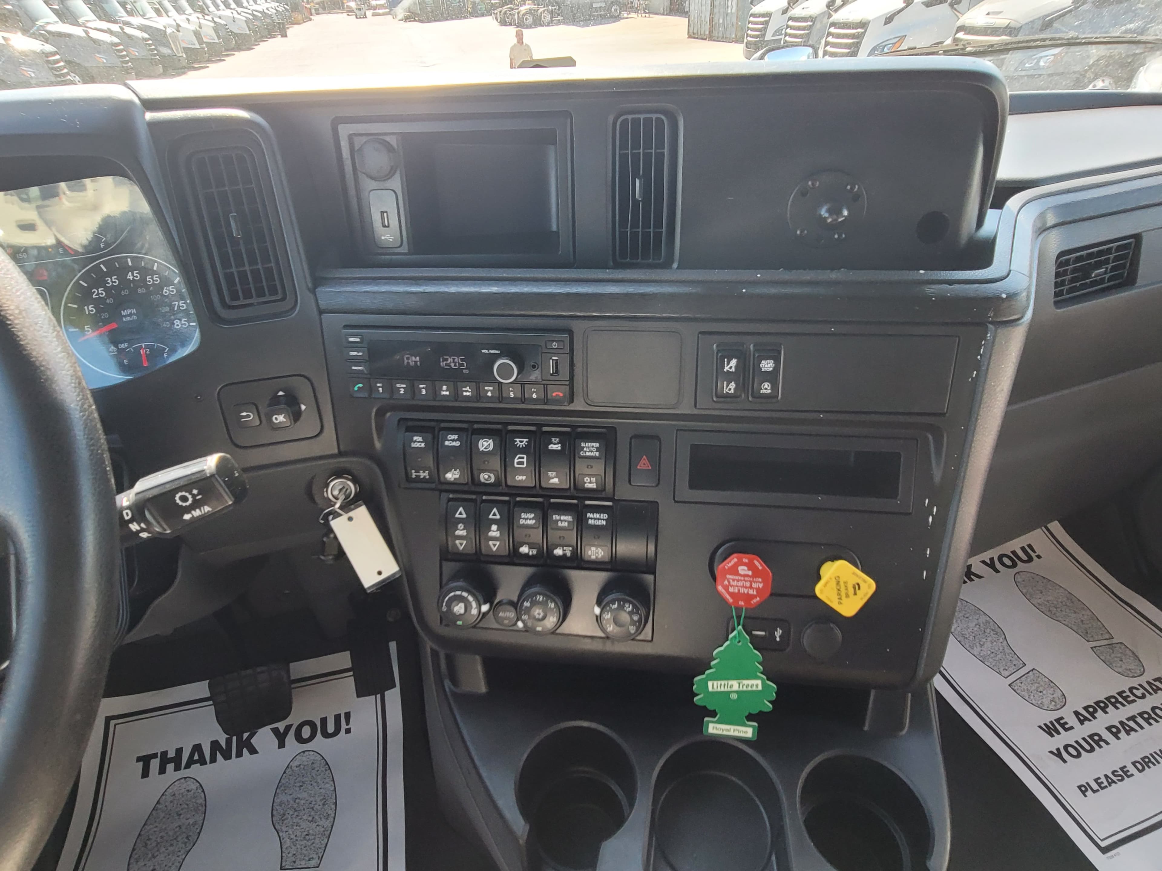 2022 International LT image 11