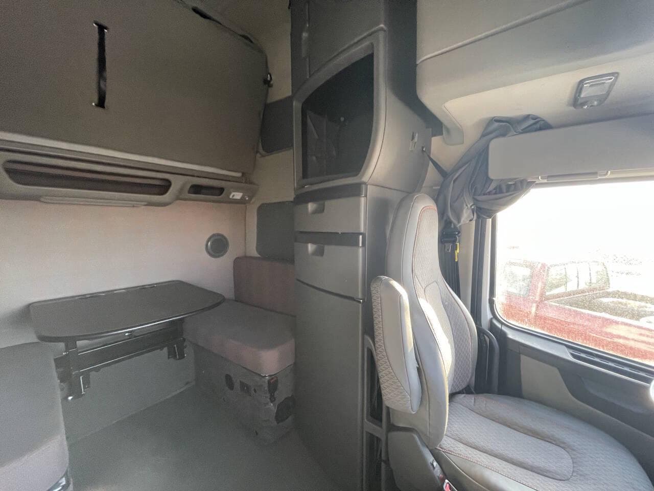 2024 Volvo VNL image 13