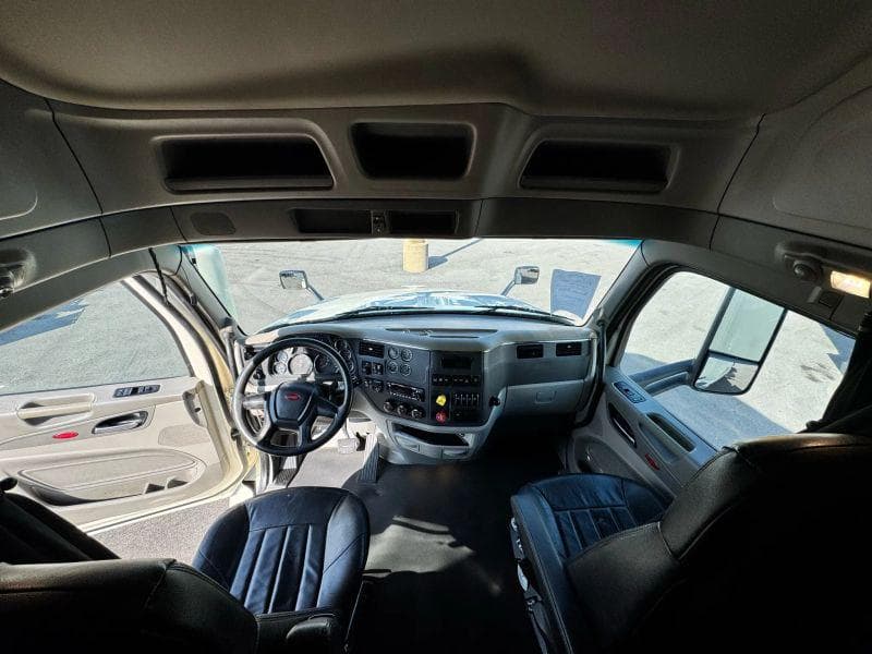 2022 Peterbilt 579 image 38