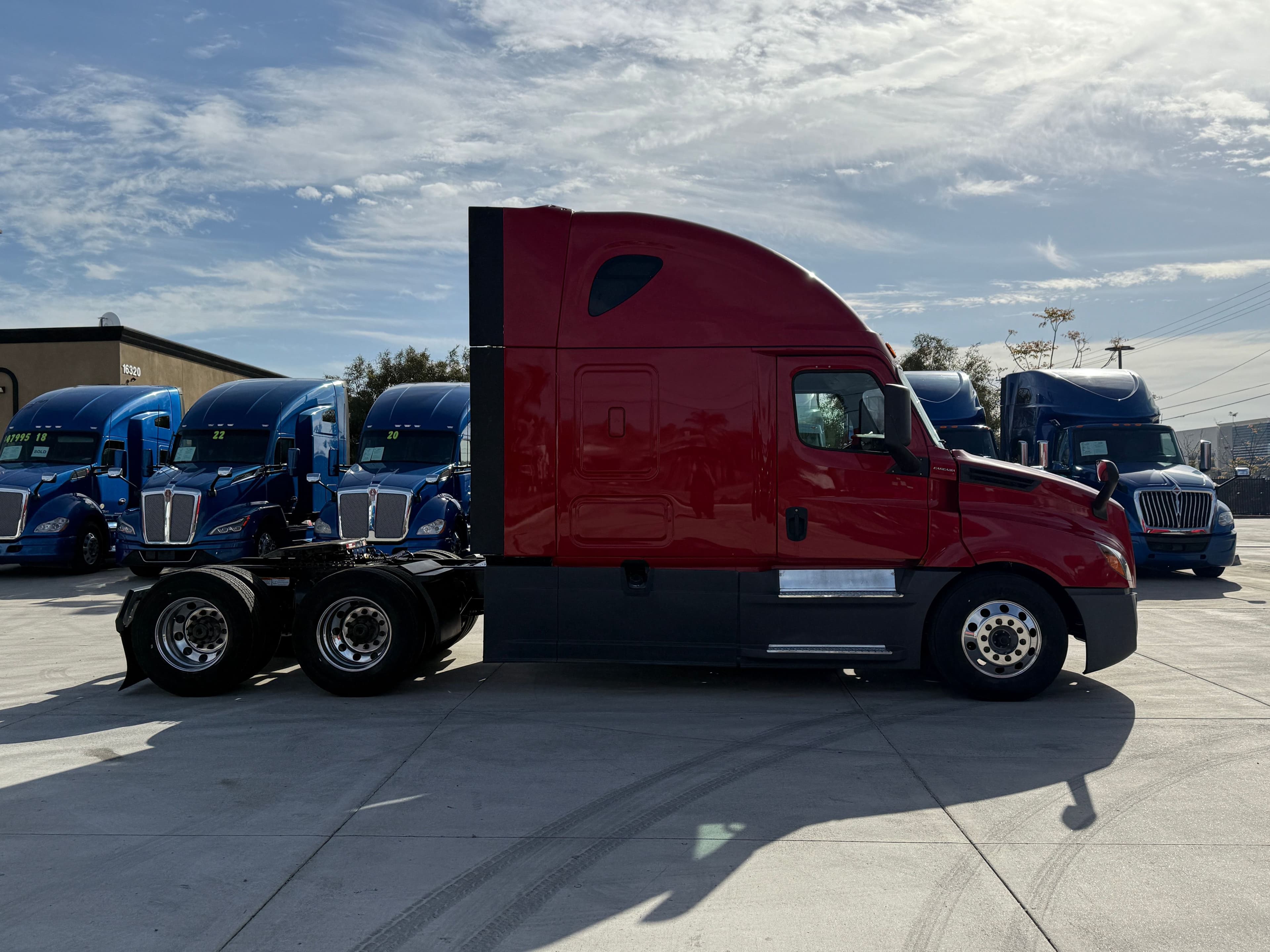 2020 Freightliner Cascadia 126 image 4