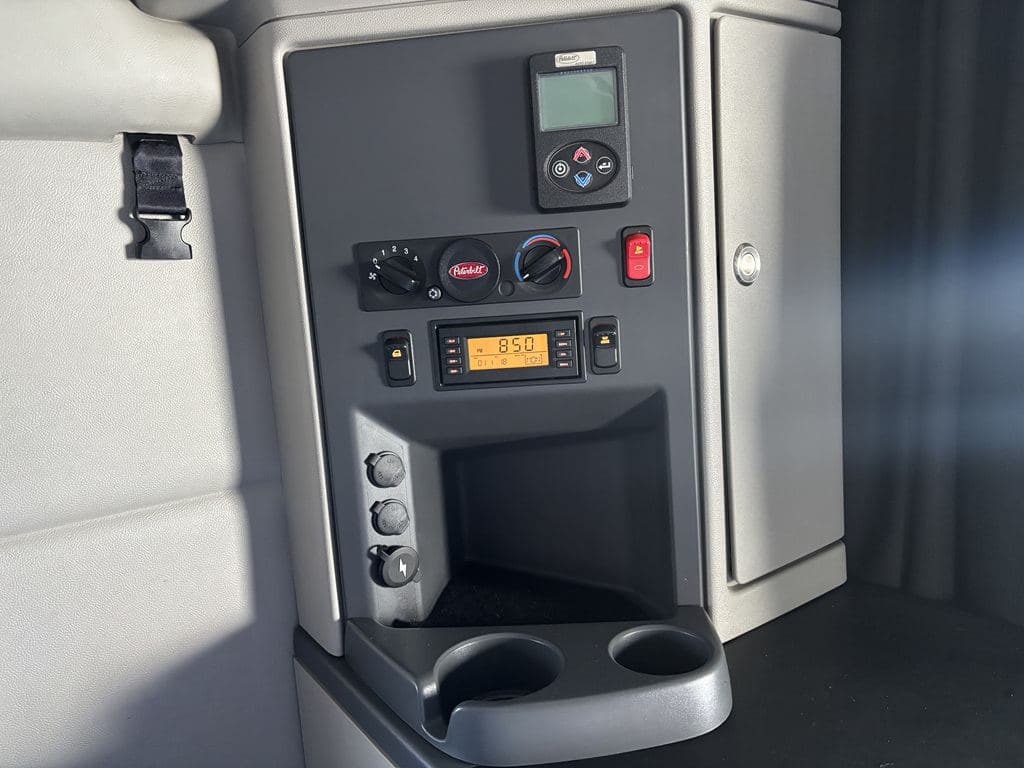 Used 2022 PETERBILT 579 image 25