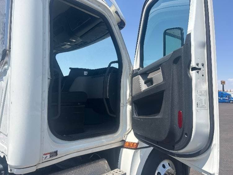 2019 Freightliner Cascadia 126 Day Cab Truck - 455HP, 12 Speed Automatic image 12
