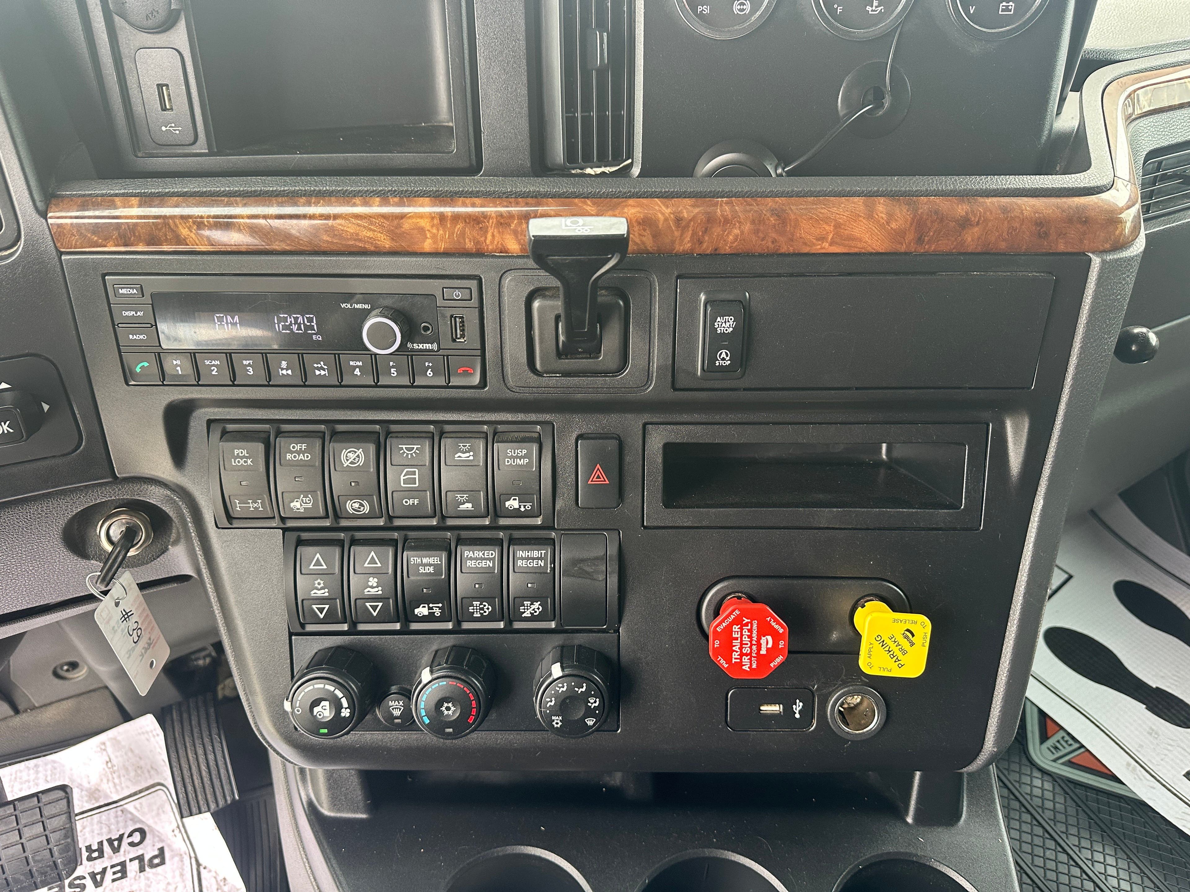 2022 International LT image 25