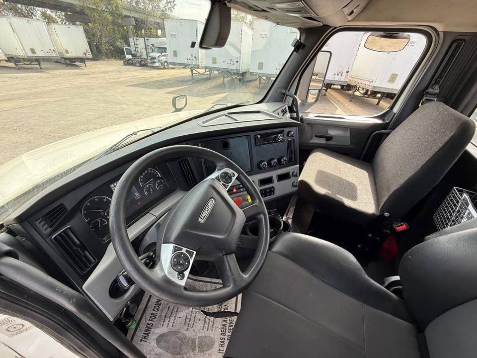 2018 Freightliner Cascadia image 11
