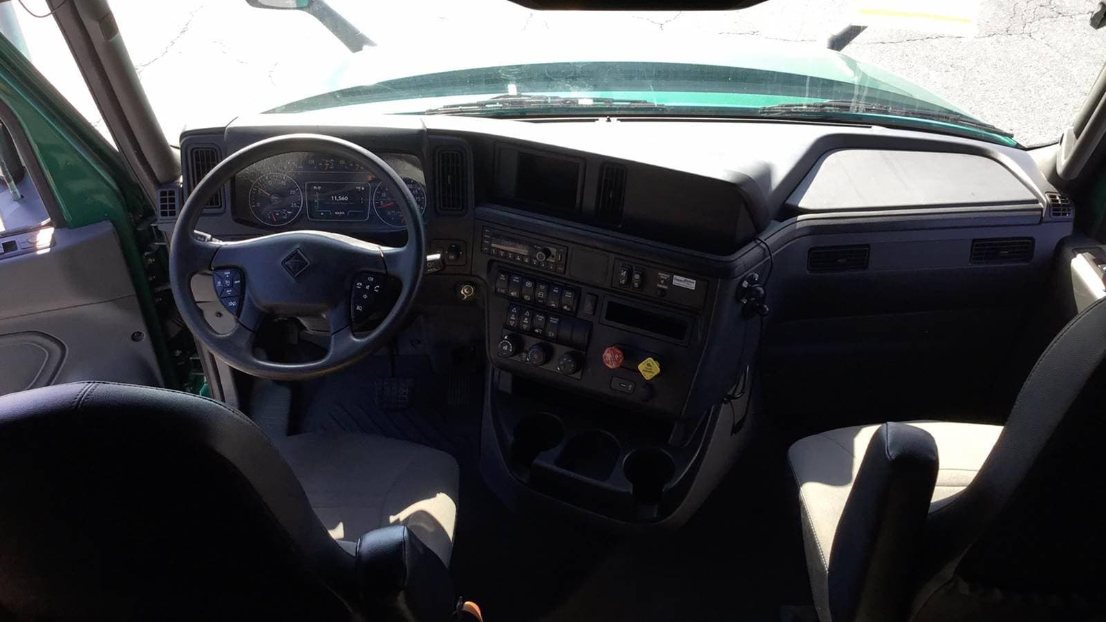 2021 International LT625 image 4
