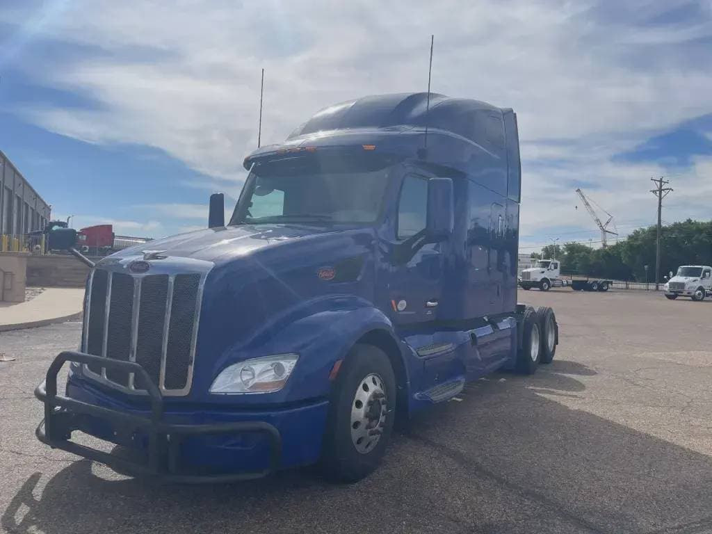 2022 Peterbilt 579 image 1