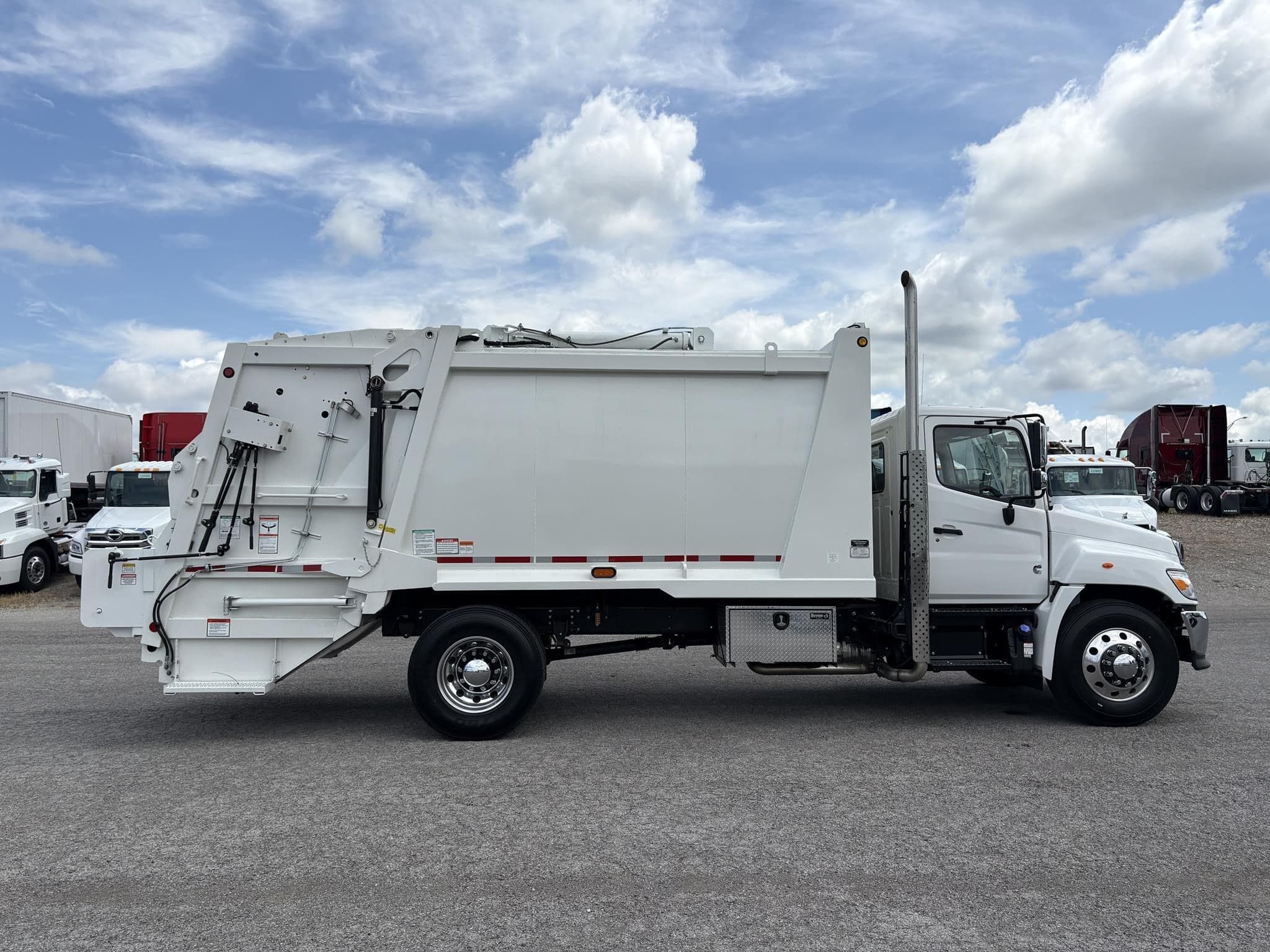 2025 HINO L7 119803 image 2