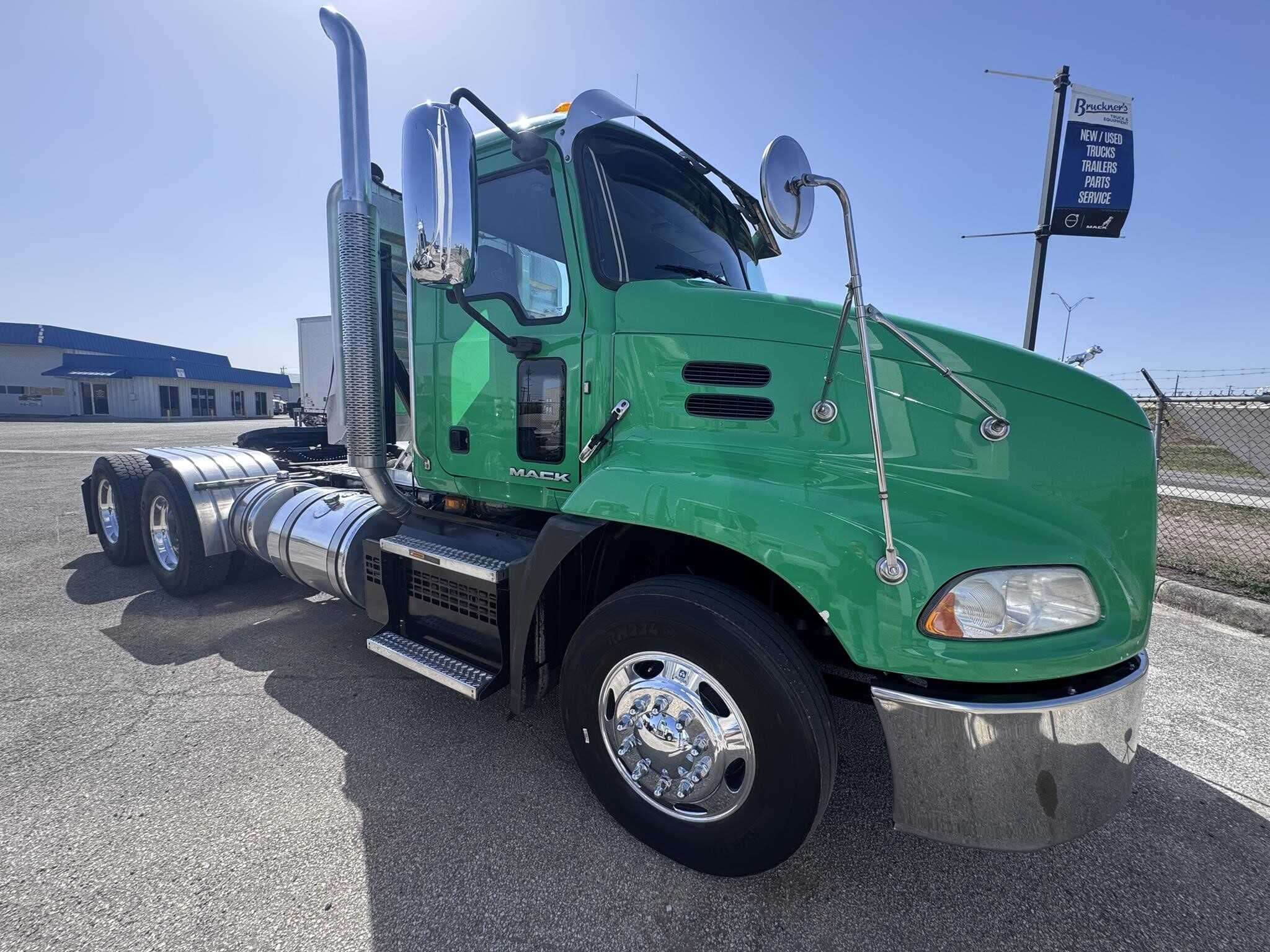 2018 Mack CXU613 Pinnacle image 2