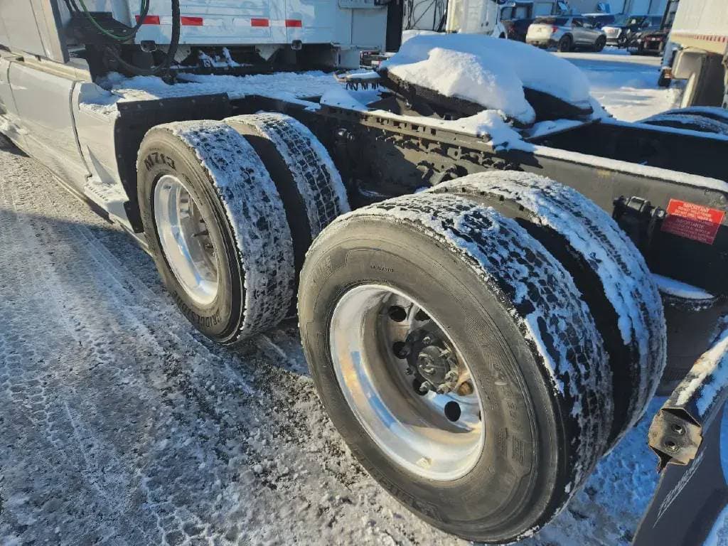 2022 Volvo VNL image 3