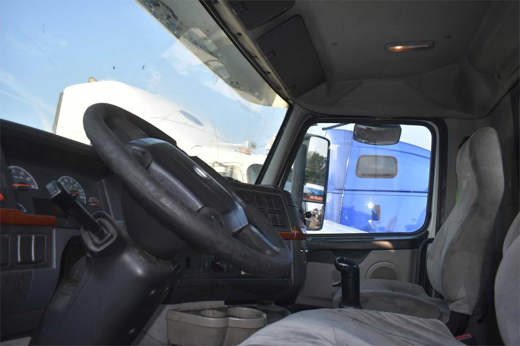 2012 Volvo VNL670 image 4