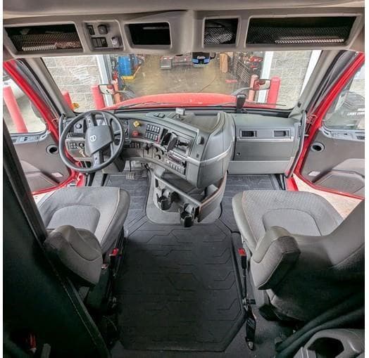 2023 Volvo VNL64T760 image 7