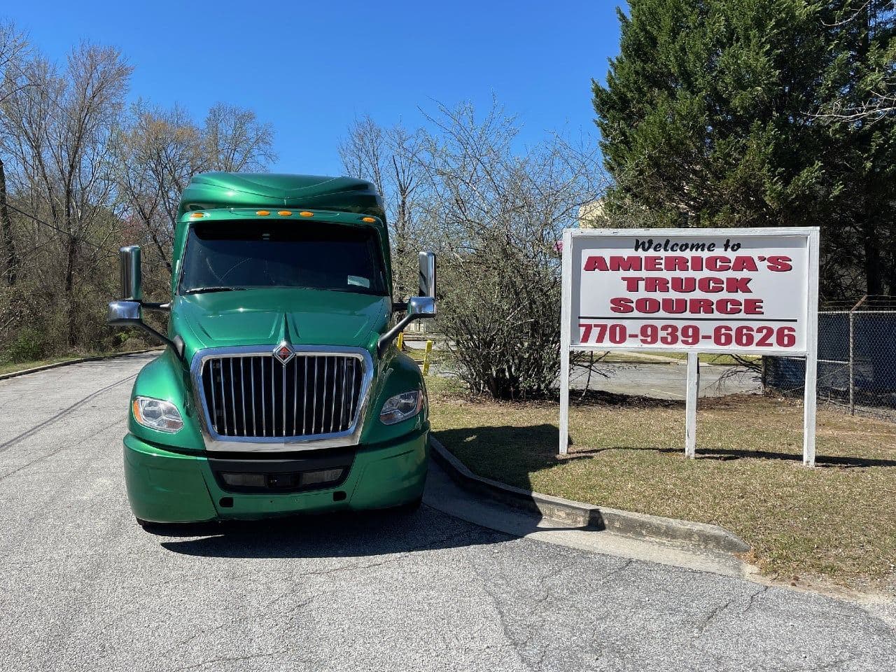 2018 International LT image 9