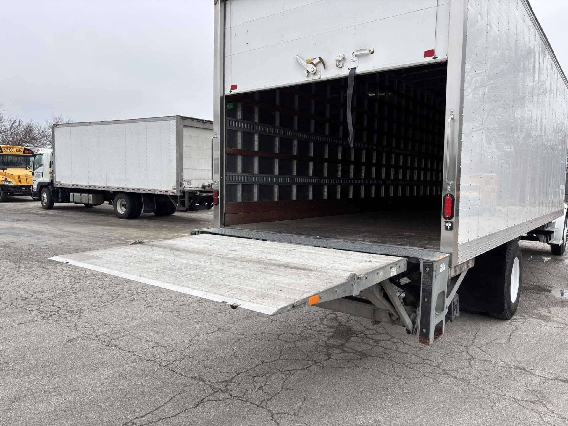 2022 Freightliner M2 image 5