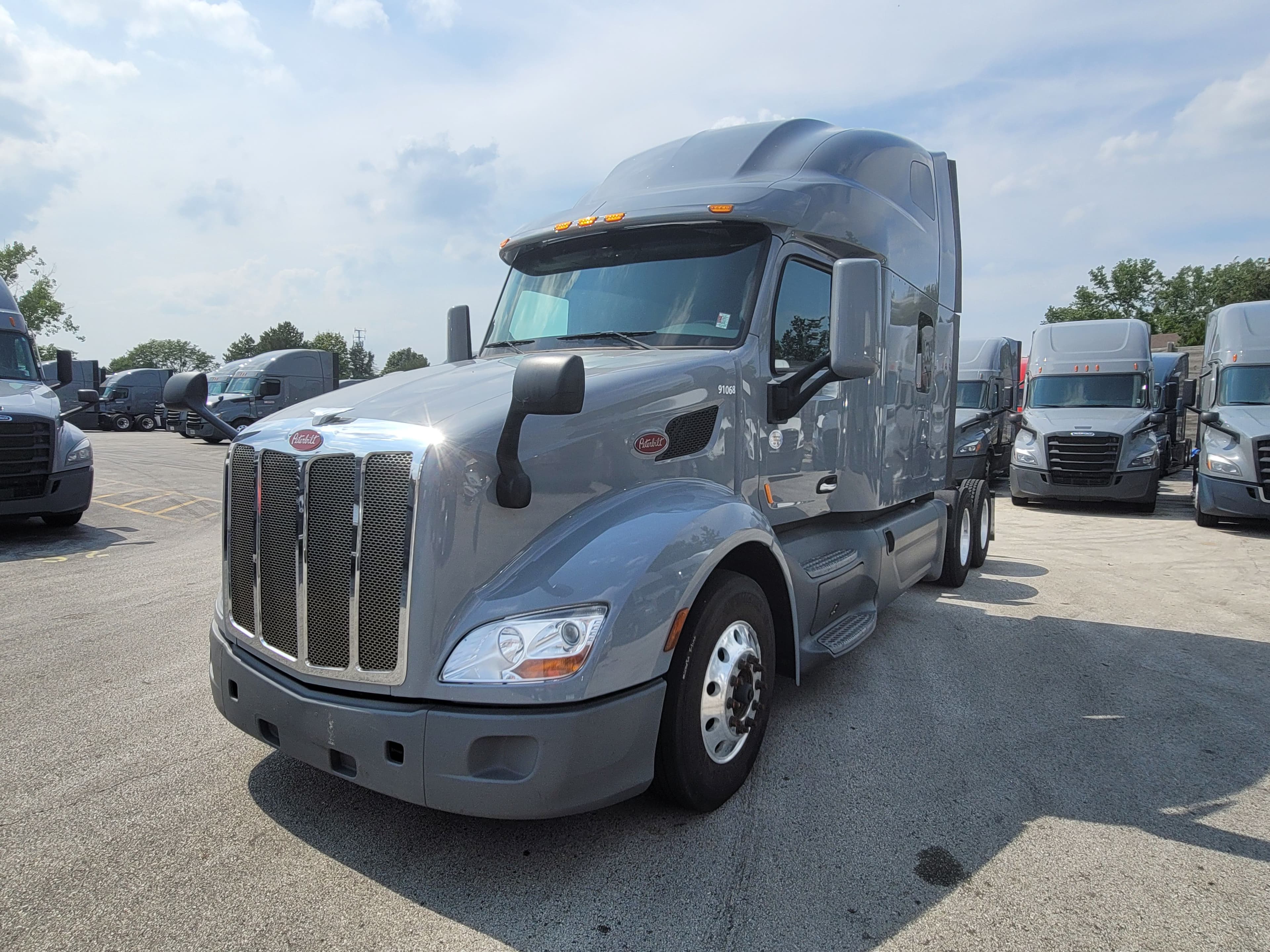 2021 Peterbilt 579 image 1