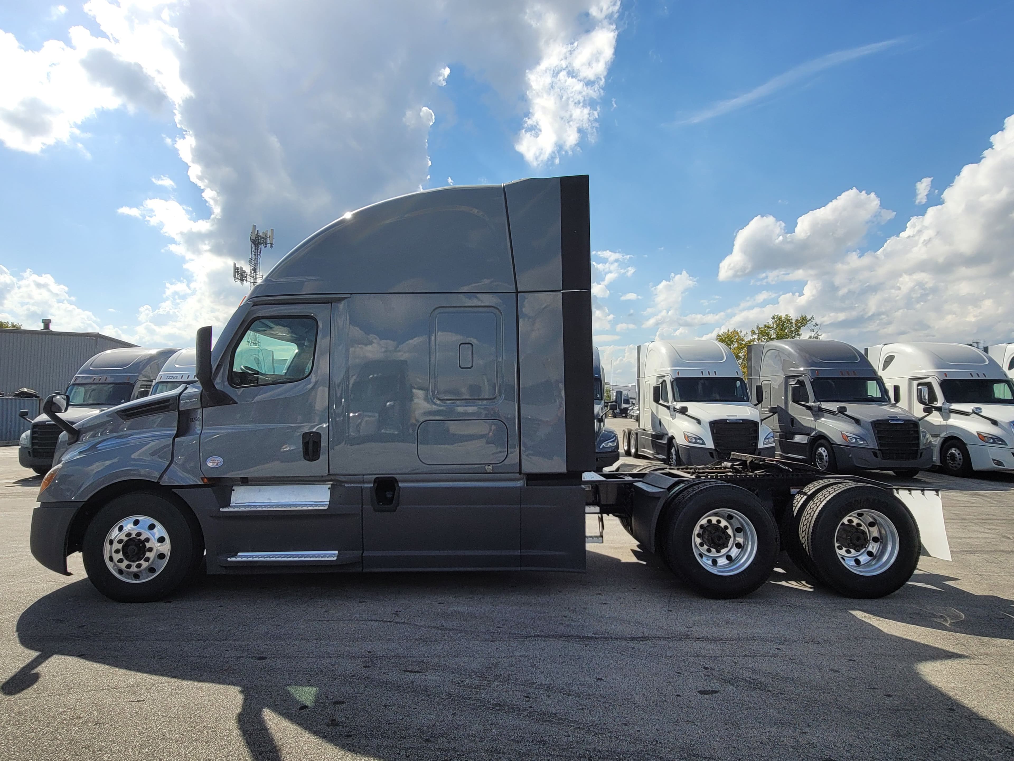 2023 Freightliner Cascadia 125 image 2