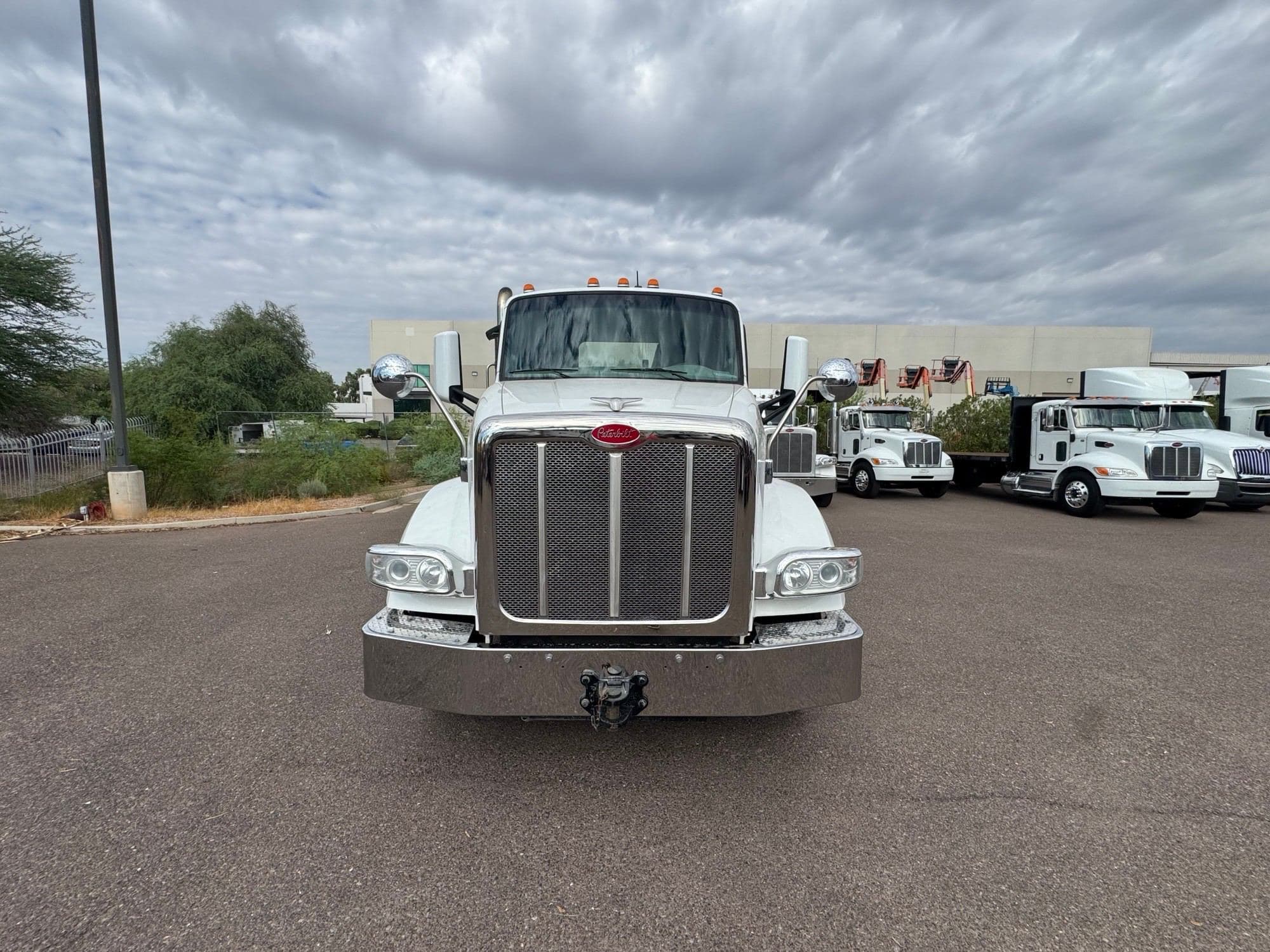 2020 Peterbilt 567 image 2