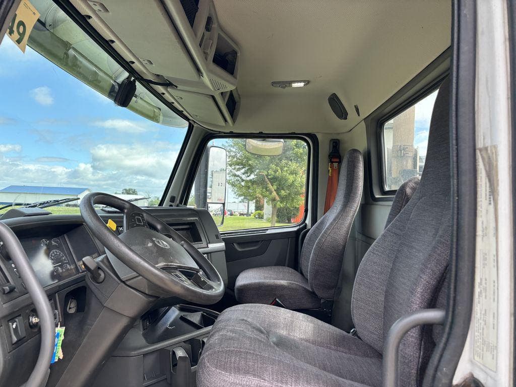 2019 Volvo VNR image 10