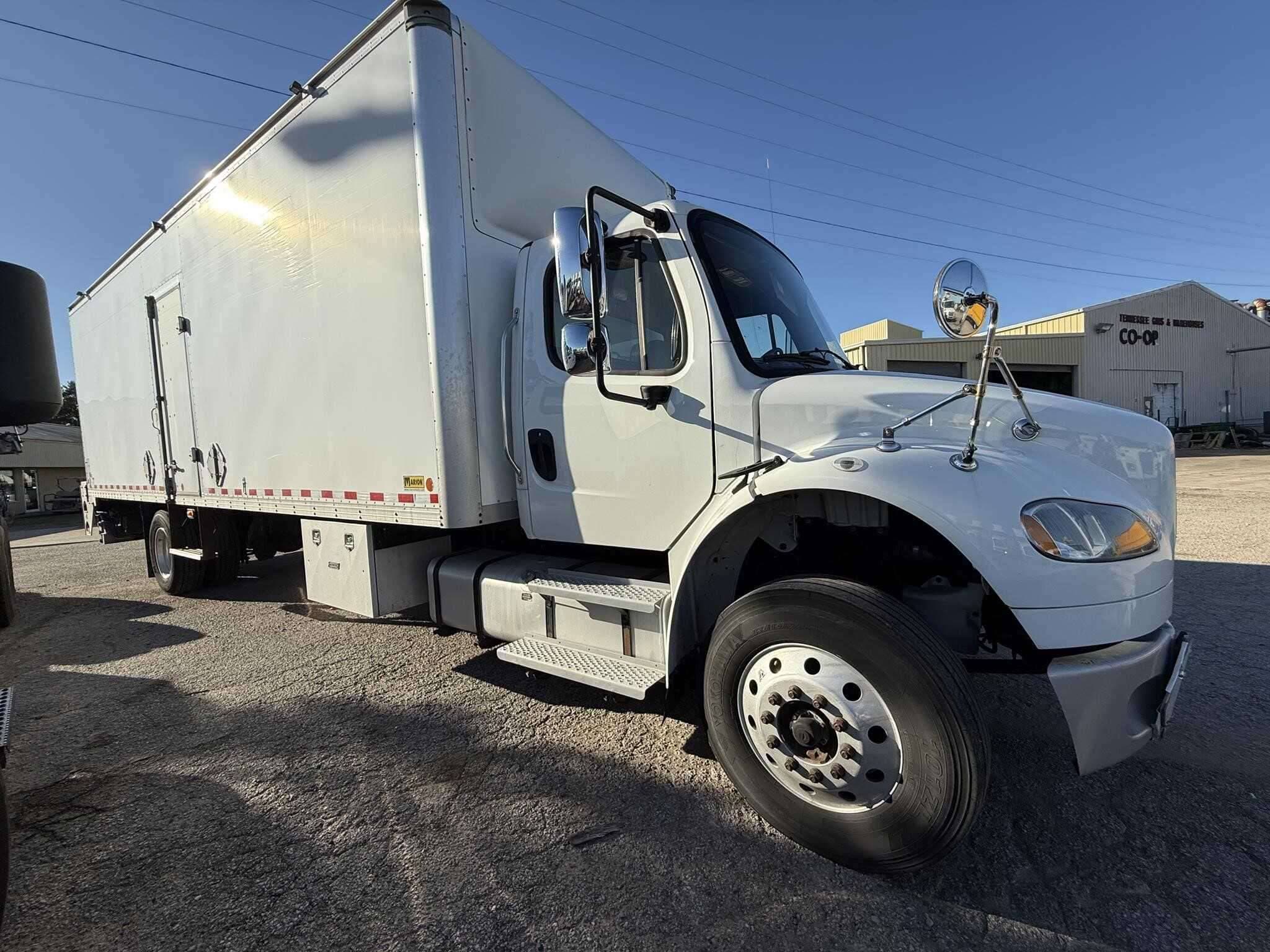 2021 Freightliner M2 image 9