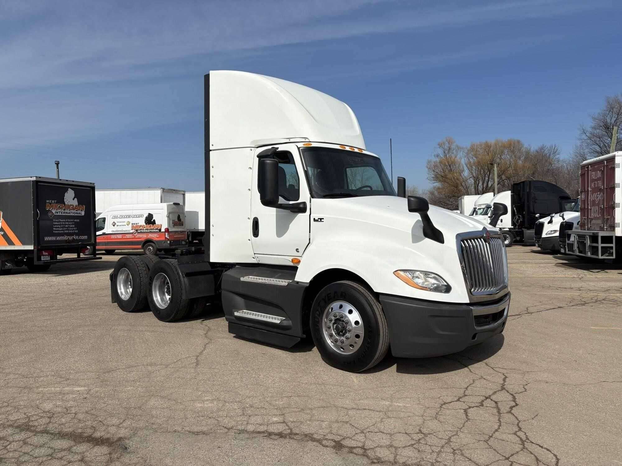 2021 International LT625 image 4