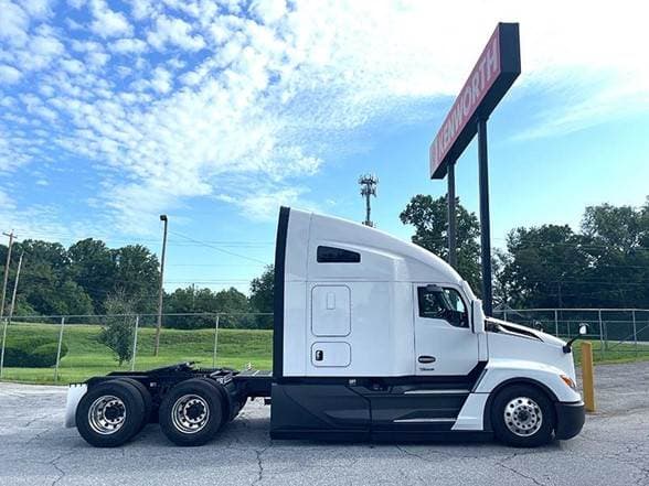 2024 Kenworth T680 image 2