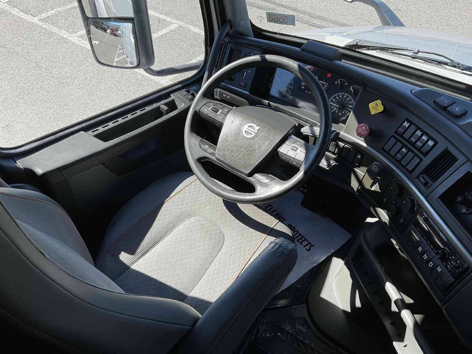 2021 Volvo VNL image 4