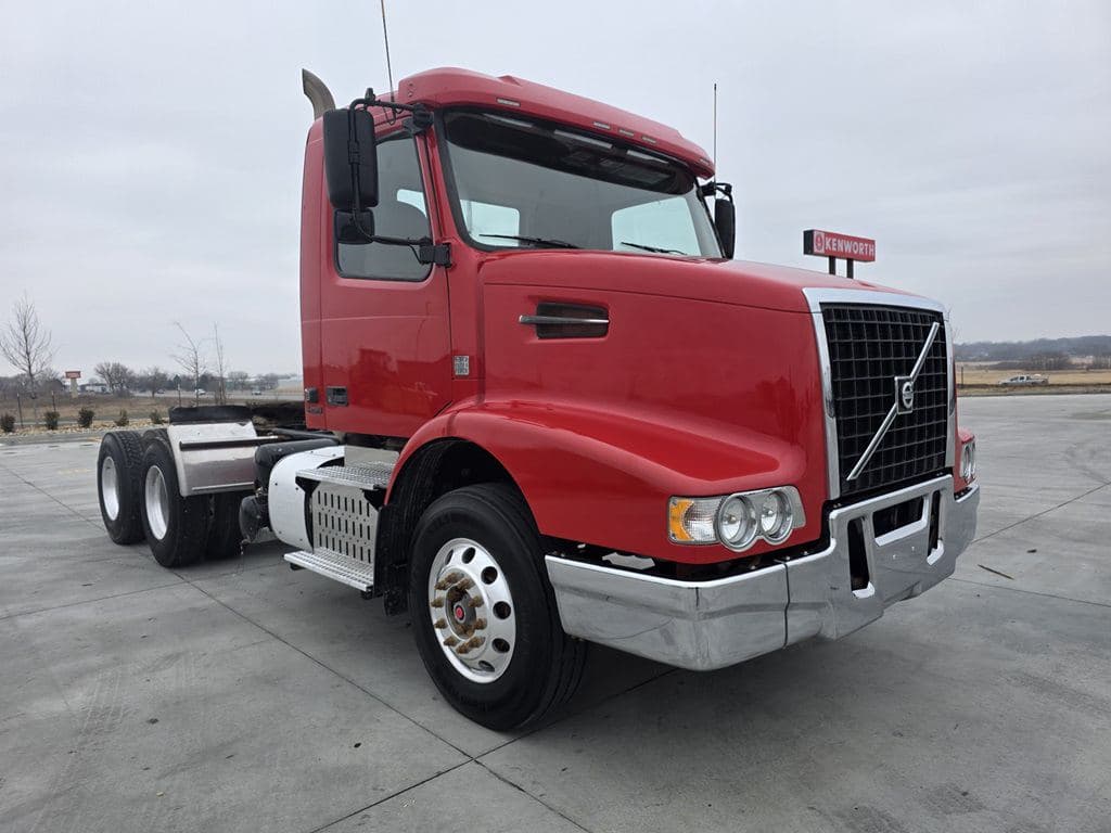 Used 2016 VOLVO VHD84BT image 1
