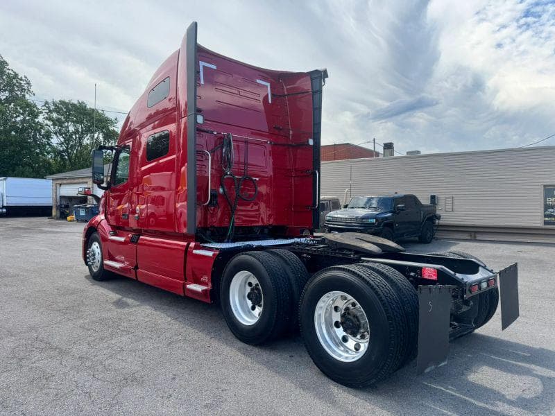 2020 Volvo VNL image 7
