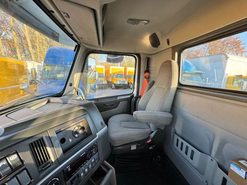 2020 Volvo VNL image 14