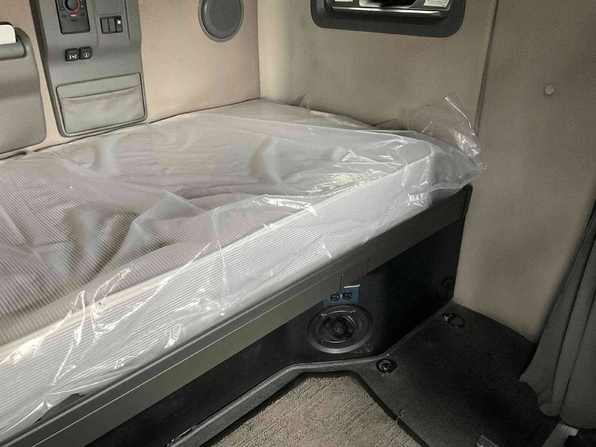 2022 Volvo VNL image 7