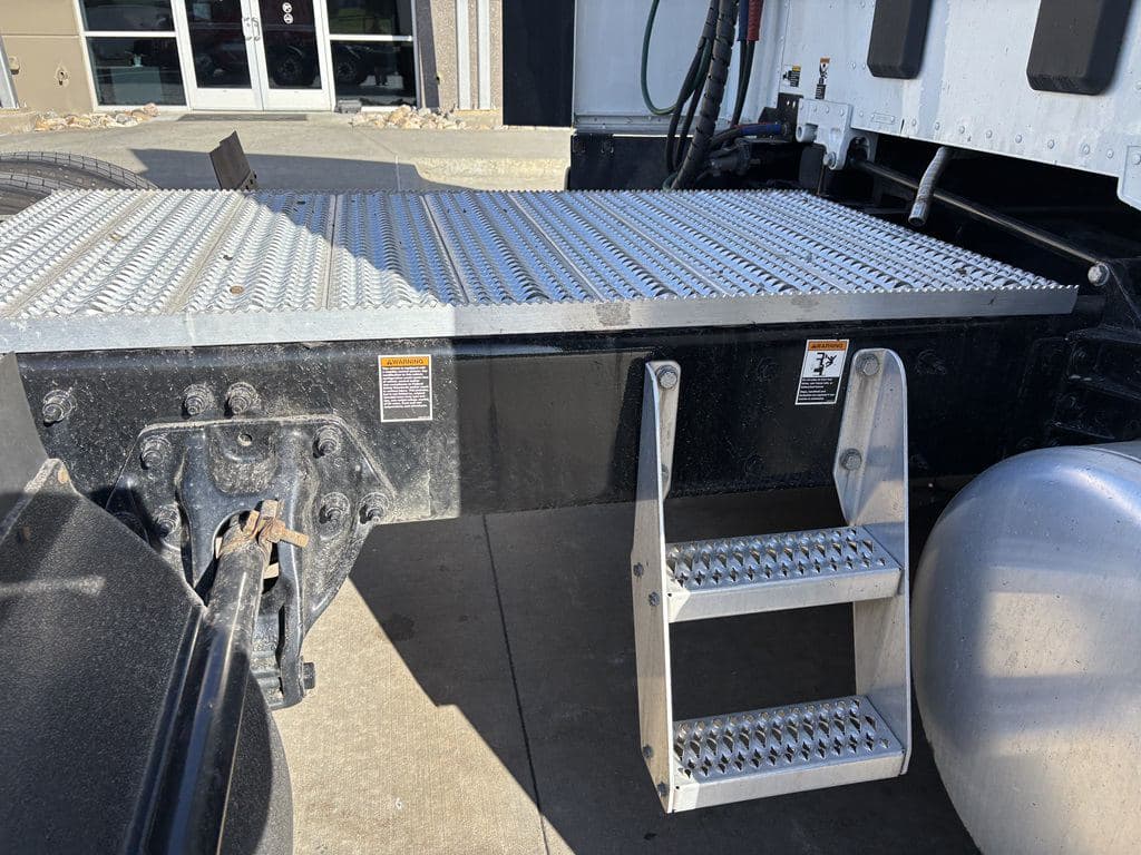 Used 2024 PETERBILT 579 image 18