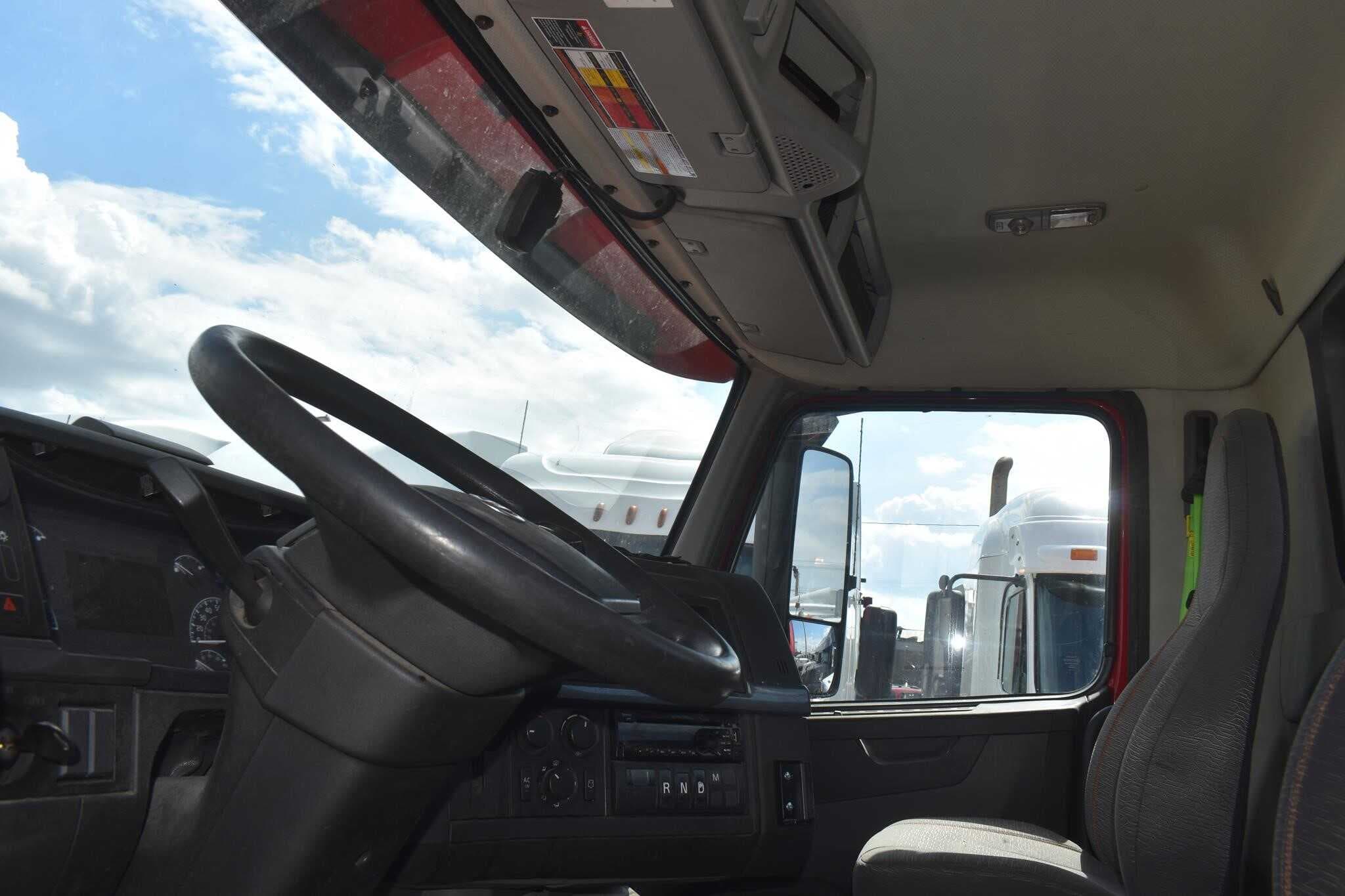2020 Volvo VNR640 image 4
