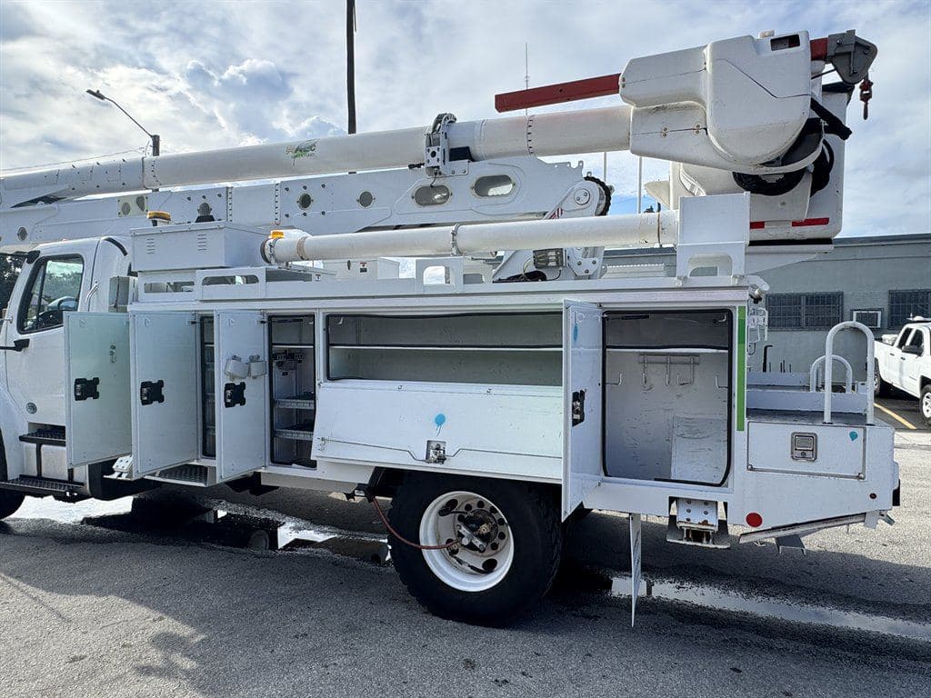2018 Freightliner M2-106 image 30