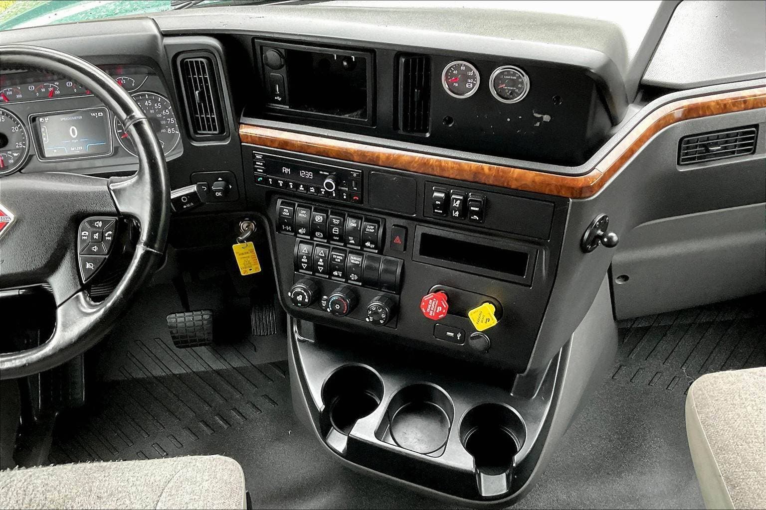 2022 International LT625 Sleeper Semi Truck - 73" Raised Roof Sleeper, A26 400HP, 11 Speed image 6