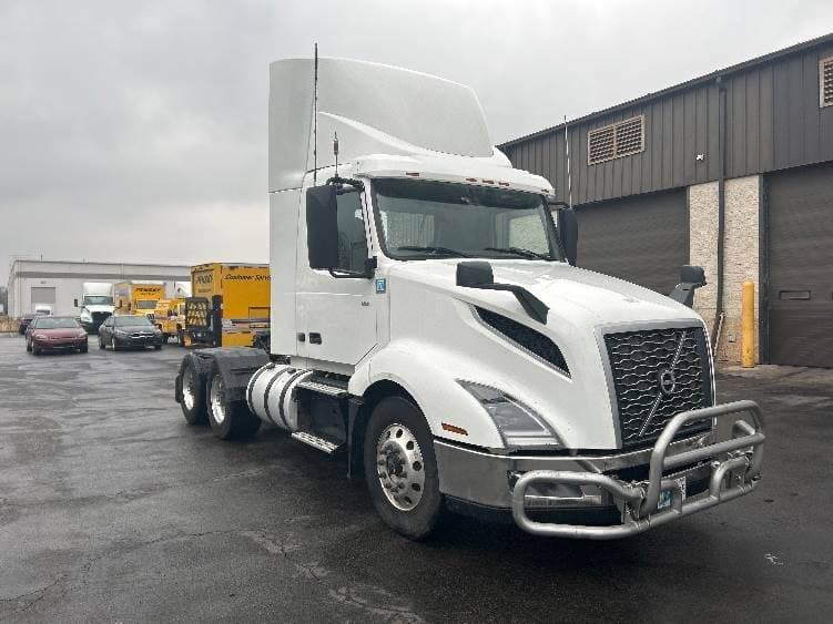 2020 Volvo VNL image 1
