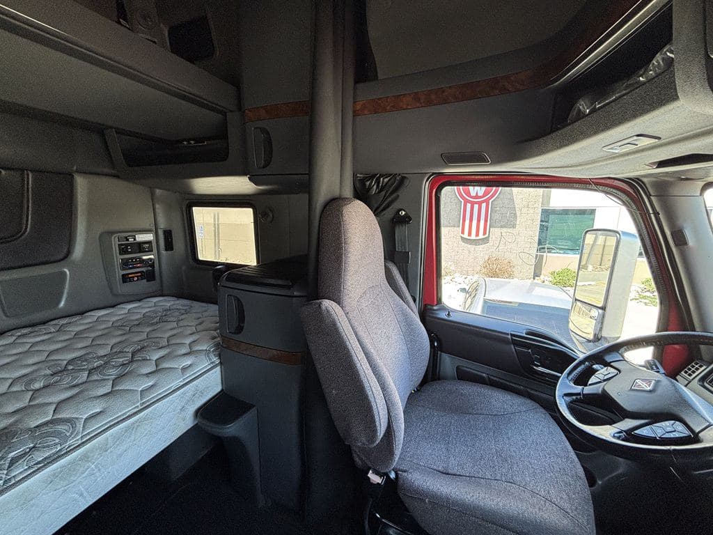 Used 2021 INTERNATIONAL LT625 image 25