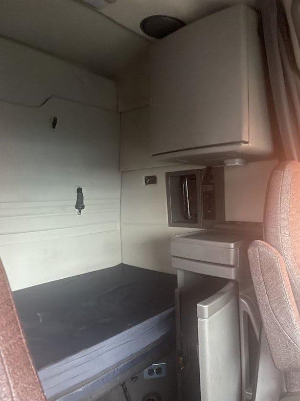 2021 Volvo VNR64T660 image 12