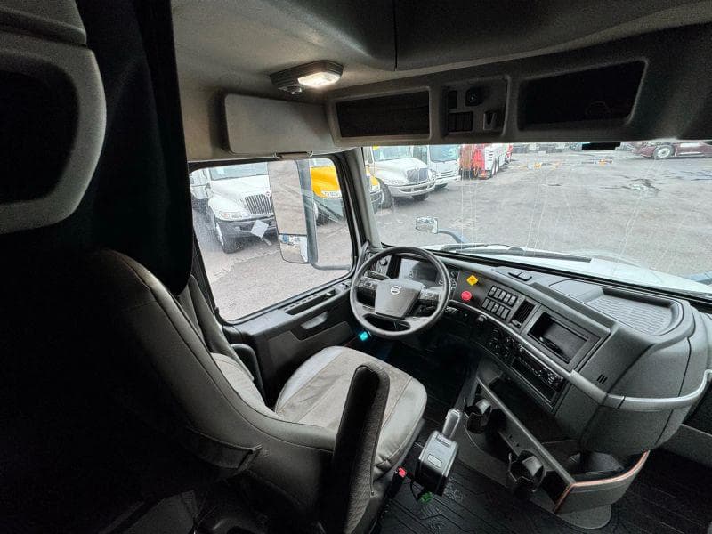 2020 Volvo VNL image 20