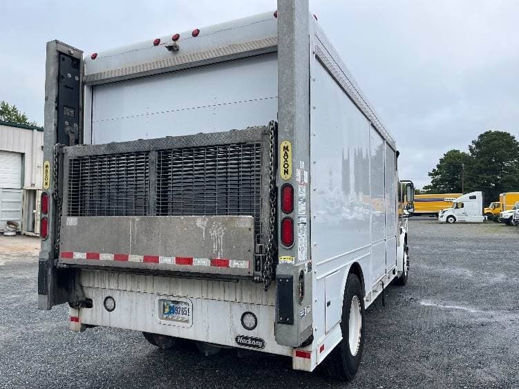 2021 Freightliner M2 image 6