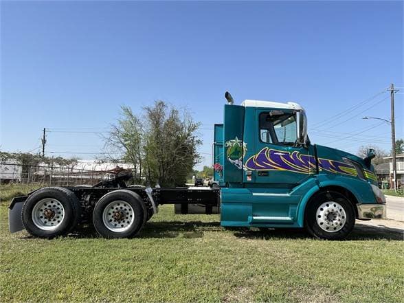 2015 Volvo VNL670 image 2