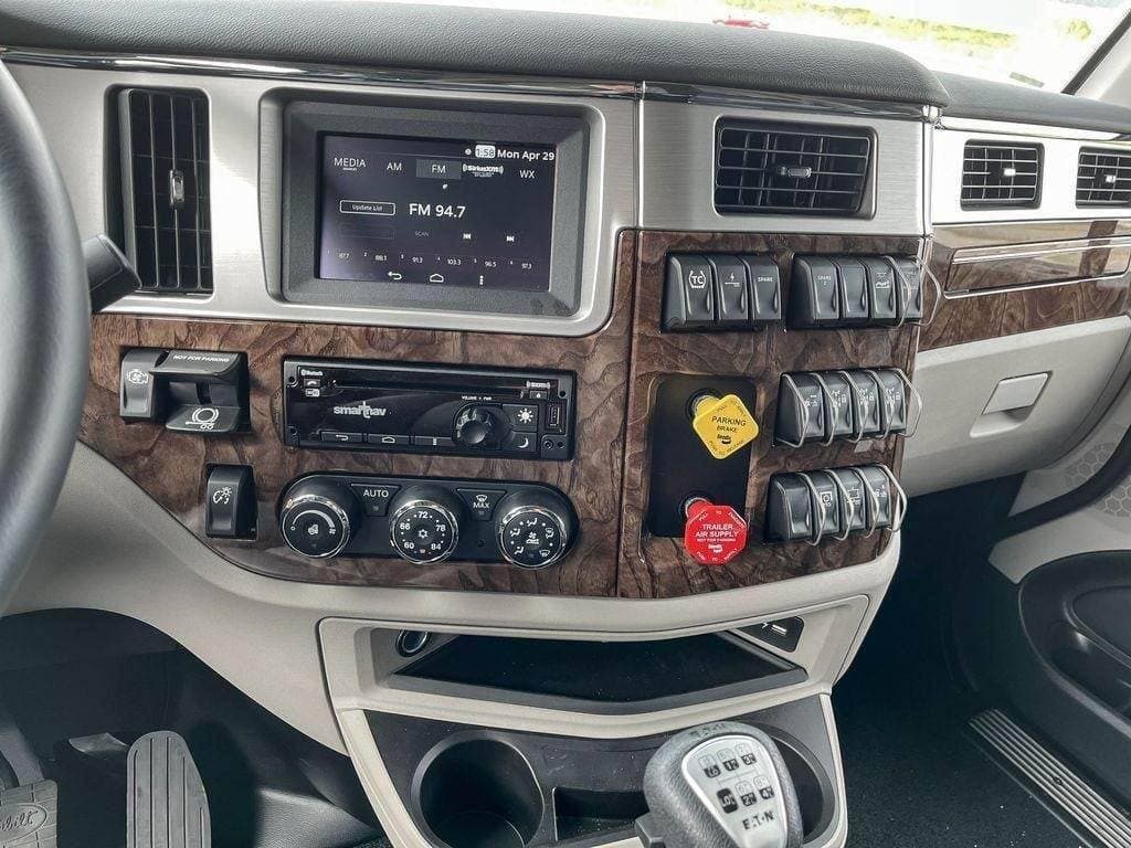 2025 Peterbilt 589 image 14