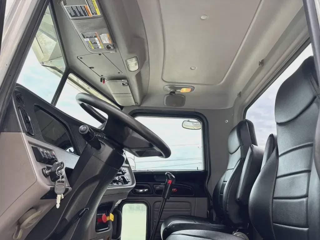 2022 Peterbilt 389 image 6