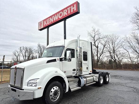 2025 Kenworth T880 image 1