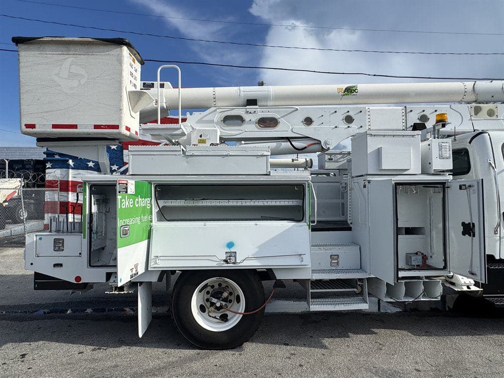 2018 Freightliner M2-106 image 27