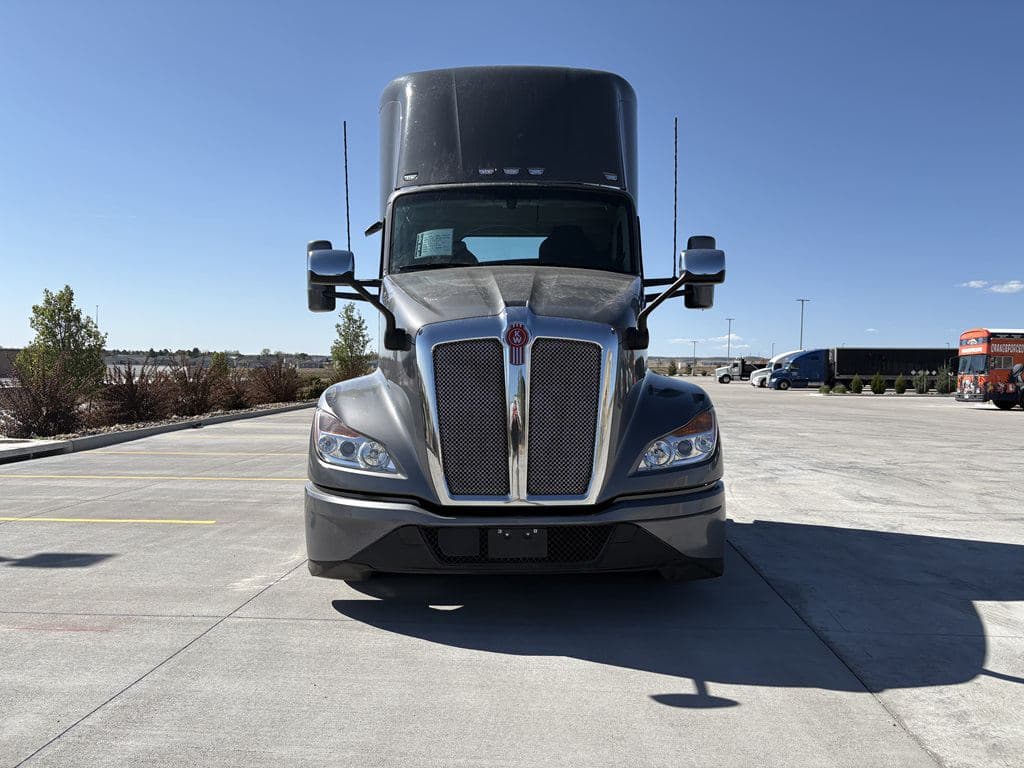 Used 2024 KENWORTH T680 image 8