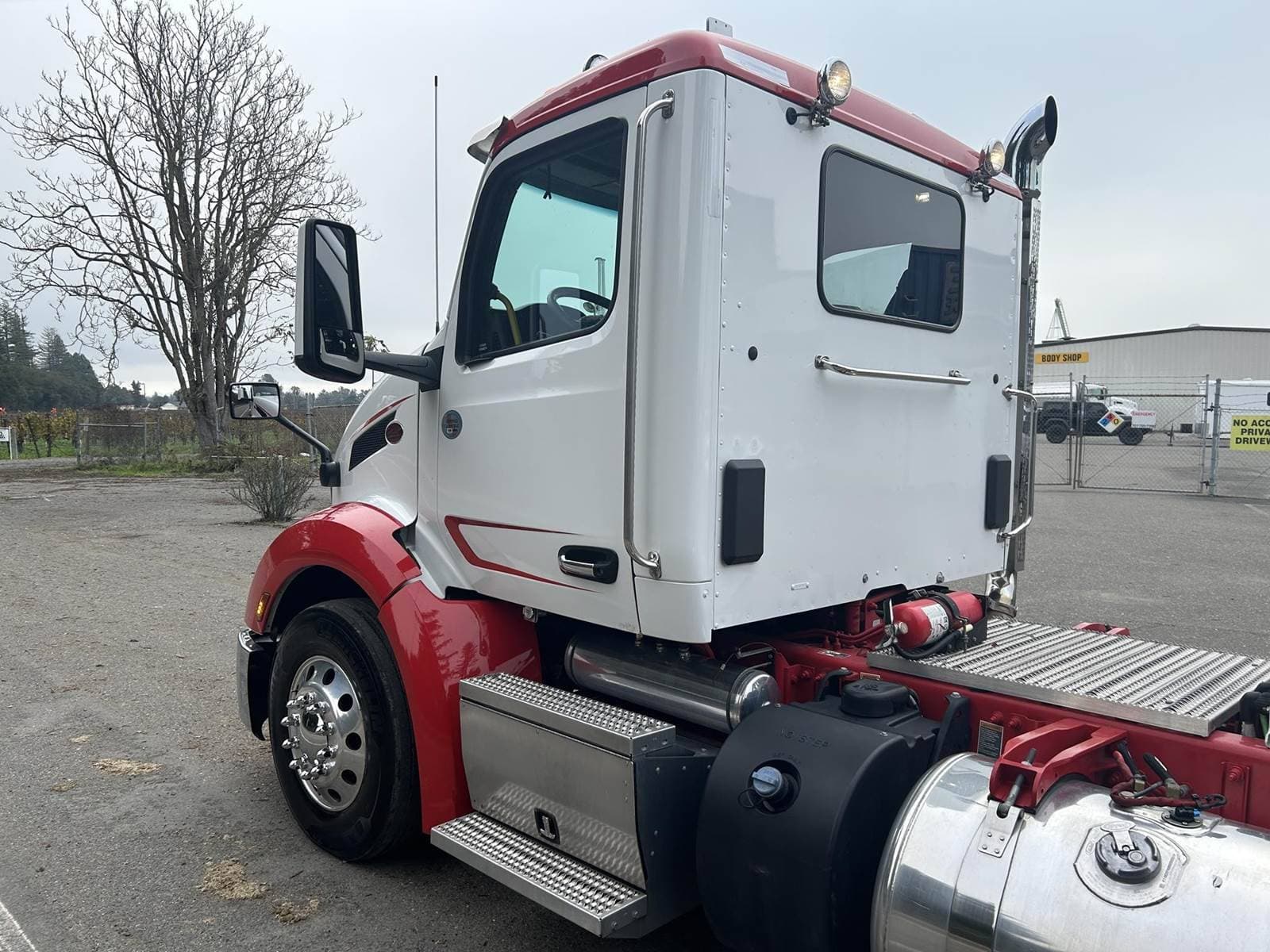 2022 Peterbilt 579 image 3