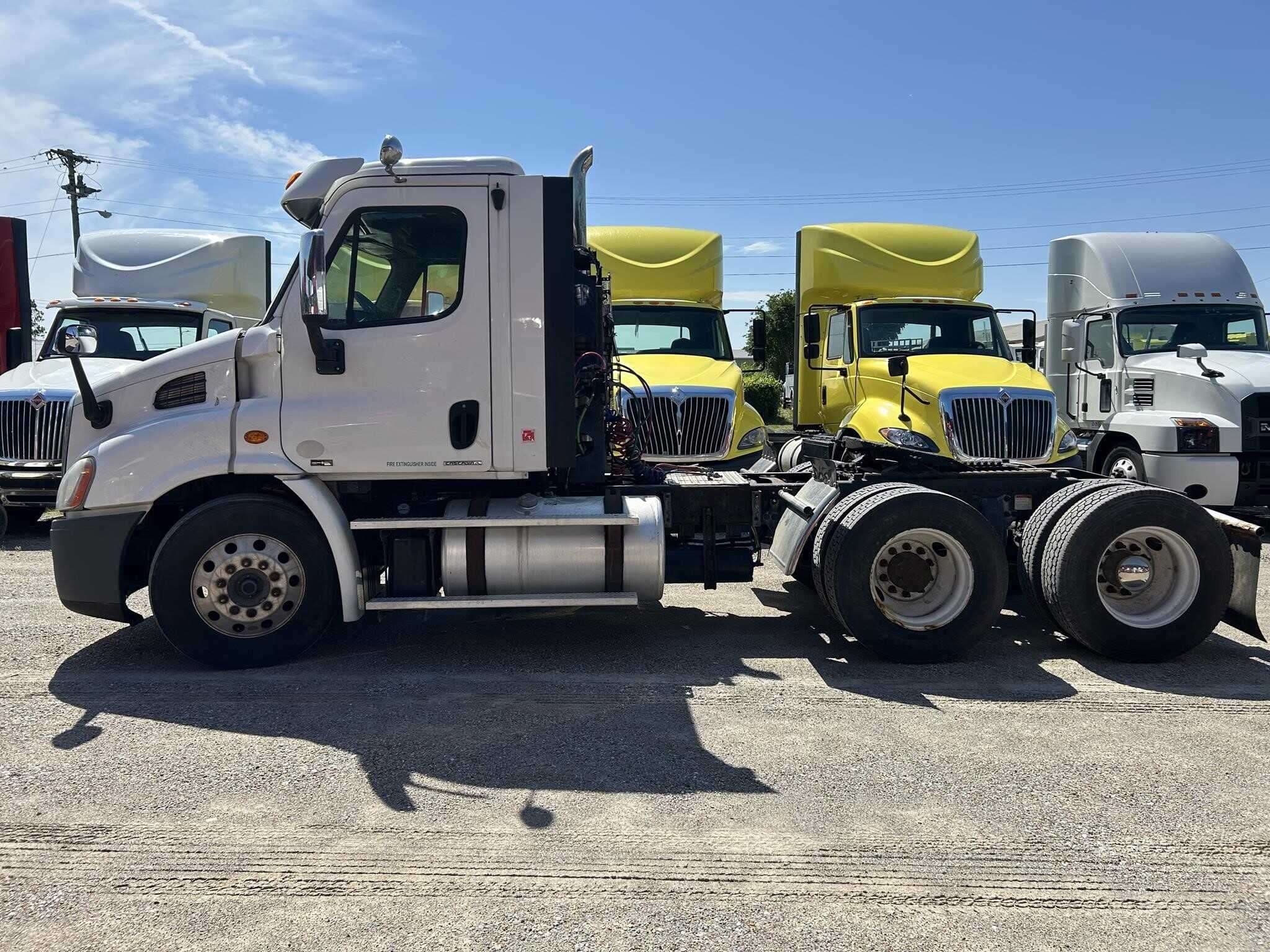2011 Freightliner Cascadia image 2