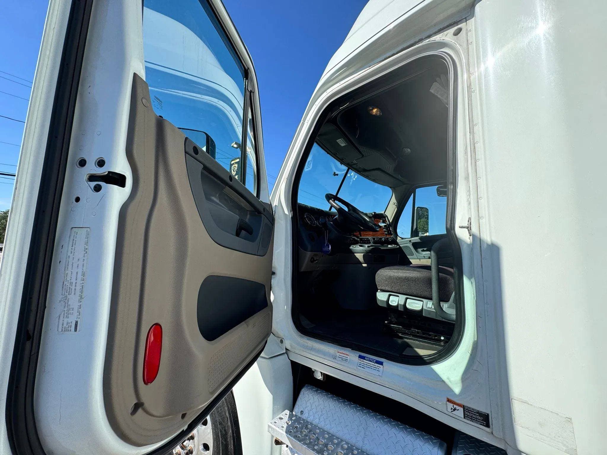 2016 Freightliner Cascadia image 21