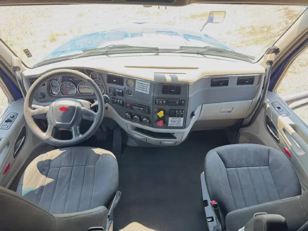 2022 Peterbilt 579 image 6