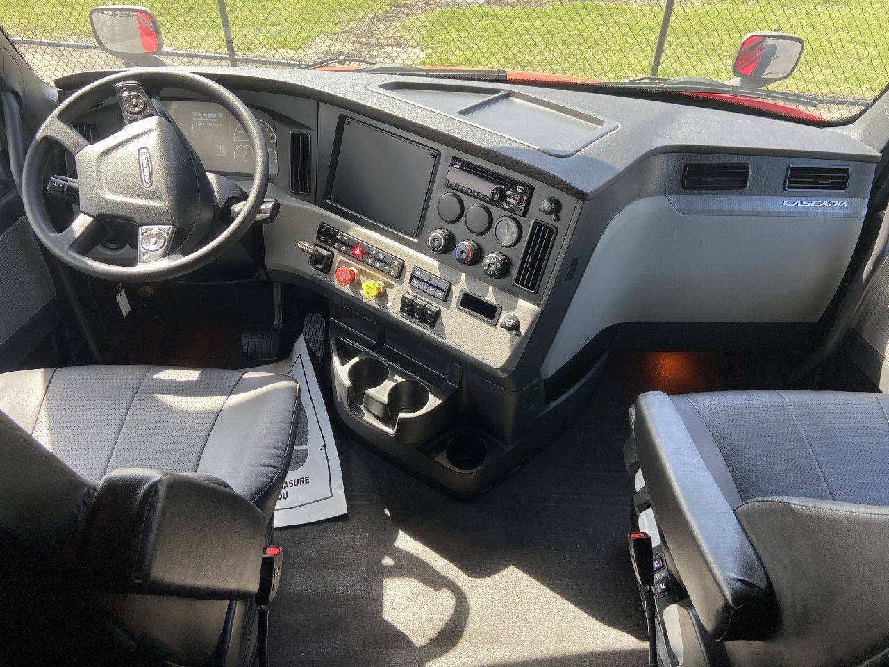 2020 FREIGHTLINER PE116064ST Tandem Axle Sleeper image 11