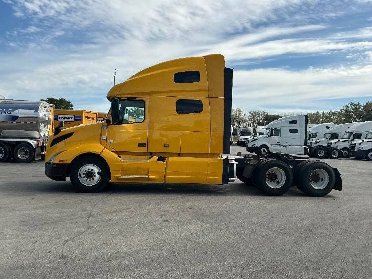 2022 Volvo VNL image 4
